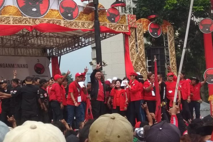 Politisi Partai Demokrasi Indonesia Perjuangan (PDI-P) Tjahjo Kumolo saat acara kampanye akbar PDI-P di Parkir Timur Senayan, Jakarta Pusat, Minggu (31/3/2019).