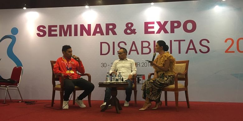 David Jacobs (Kiri), saat berbincang dengan Menteri Ketenagakerjaan Hanif Dhakiri (tengah) di acara Seminar Inklusi Film Disabilitas dan Expo Disabilitas 2018 di Jakarta, Selasa (30/10/2018)