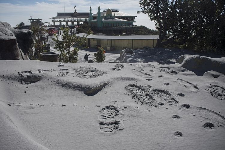 Kondisi kawasan wisata Kawah Ratu yang tertutup abu vulkanik akibat letusan freatik Gunung Tangkuban Parahu, Kabupaten Subang, Jawa Barat, Sabtu (27/7/2019). Kondisi kawasan wisata Kawah Ratu Gunung Tangkuban Parahu pascaletusan freatik pada Jumat (26/7/2019), saat ini tertutup abu vulkanik setebal lima cm sehingga masyarakat umum diimbau untuk tidak beraktivitas dalam radius 500 meter dari bibir Kawah Ratu.