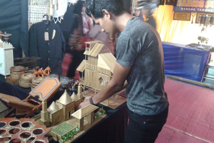 Yoyo sedang membuat miniatur rumah dari limbah bambu di Pameran Karang Taruna Kabupaten Ciamis, Sabtu (29/12/2018).