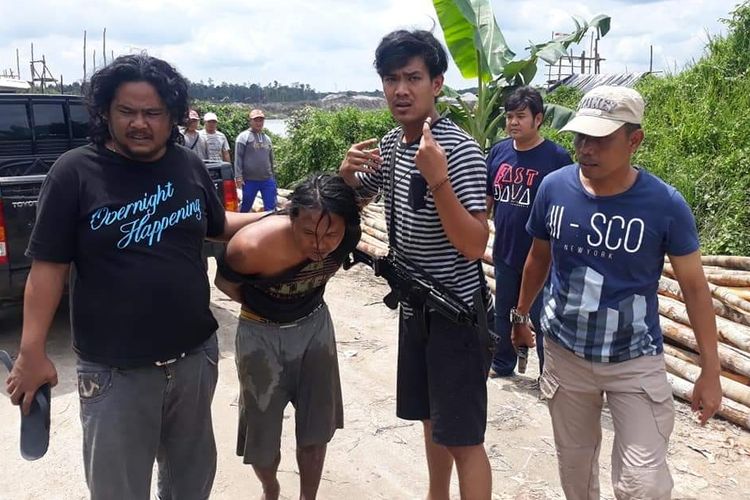 Terduga pelaku pencabulan siswi SD ditangkap di lokasi tambang timah apung di Desa Bencah, Bangka Selatan, Sabtu (8/12/2018).