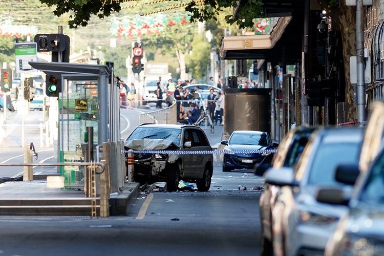 Mobil SUV putih yang dikendarai pelaku penabrakan para pejalan kaki di Melbourne, Kamis (21/12/2017), baru berhenti usai menghantam terminal trem. Sebanyak 14 orang terluka, beberapa luka parah, akibat insiden yang diyakini disengaja tersebut.