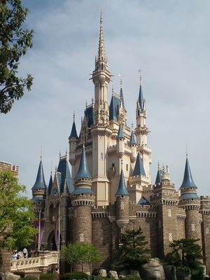 Cinderella?s Fairy Tale Hall merupakan salah satu wahana yang terdapat di area Westernland di kompleks Tokyo Disneyland.