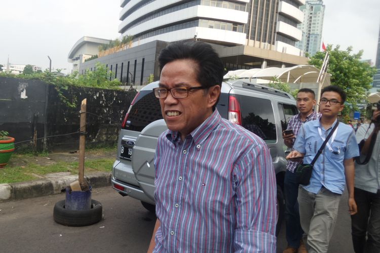Direktur Teknik PT Garuda Indonesia periode 2007-2012 Hadinoto Soedigno, seusai diperiksa di Gedung KPK Jakarta, Kamis (2/3/2017).