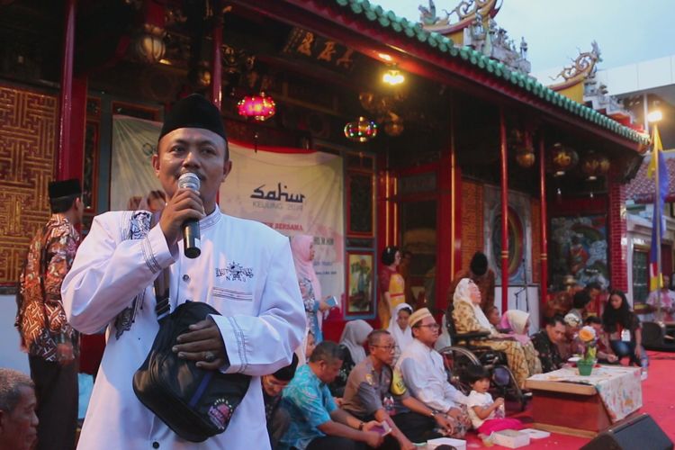 Seseorang mengumandangkan azan maghrib di panggung halaman Vihara Dewi Welas Asih Kota Cirebon, Minggu petang (12/5/2019). Dia berinisiatif maju ke panggung saat Shinta Nuriyah Abdurrahman Wahid mempersilakan salah satu hadirin buka puasa bersama, untuk mengumandangkan Azan. 