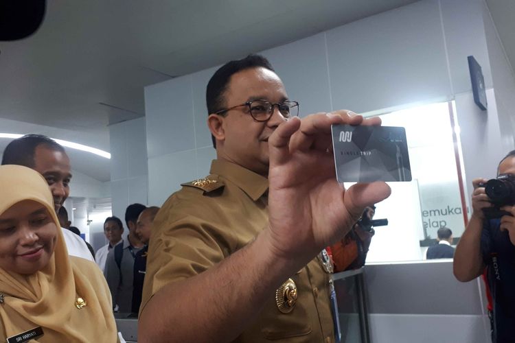 Gubernur DKI Jakarta Anies Baswedan di Stasiun MRT Bundaran Hotel Indonesia, Senin (1/4/2019).