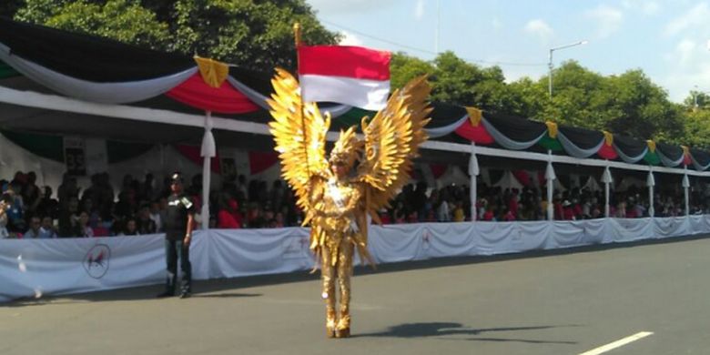 Putri Indonesia 2017 Bunga Jelitha Ibrani mengenakan kostum Garuda Emas saat tampil di Jember Fashion Carnaval (JFC) di Jember, Jawa Timur, Minggu (13/8/2017).