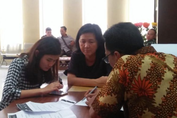 Korban CS (17) salah satu siswi SMA yang menjadi korban bully saat membuat laporan di Polresta Palembang, Senin (21/1/2019). Akibat kejadian tersebut, CS akhirnya memutuskan untuk berhenti sekolah.