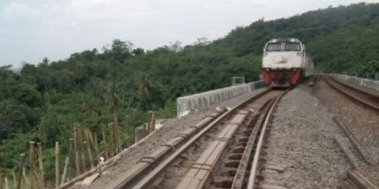 Kereta api Jakarta-Bandung saat melintasi jalur rel kereta api yang ambles dan bahu jalannya bergeser satu meter, di Kampung Cisuren, Desa Mekargalih, Kecamatan Jatiluhur, Kabupaten Purwakarta, Minggu (12/3/2017). 