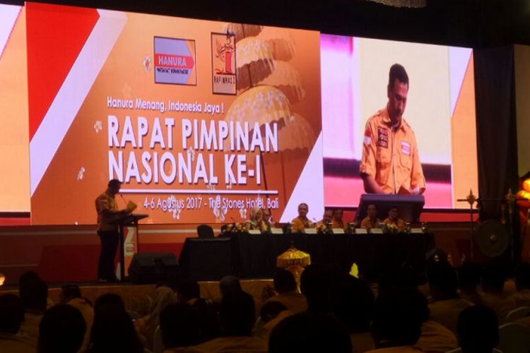 Penetapan resmi dukungan terhadap Joko Widodo untuk Pemilu Presiden 2019 dibacakan Wakil Ketua Umum Partai Hanura, Gede Pasek Suardika di Rapimnas Hanura, Kuta, Bali, Sabtu (5/8/2017).