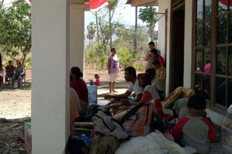 Warga sedang mengungsi di Kantor Camat Ile Ape,  Lembata,  Nusa Tenggara Timur, Selasa (10/10/2017)
