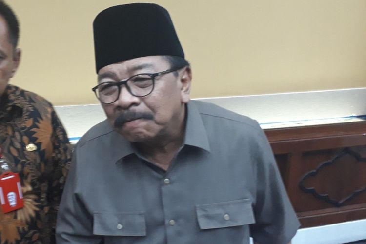 Gubernur Jatim Soekarwo (kanan)