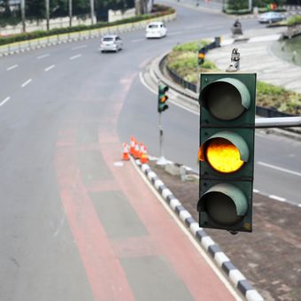 Kendaraan melintas di sejumlah jalan kawasan Ibu Kota Jakarta, Sabtu (16/6/2018). Sejumlah jalan di Ibu Kota tampak lengang di hari kedua Lebaran Hari Raya Idulfitri 1439 H.