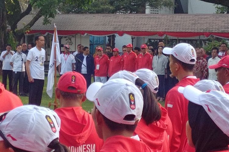 Presiden Joko Widodo melepas atlet dan tim official yang akan berlaga di Asian Games XVIII 2018. Acara pelepasan berlangsung di halaman tengah Istana Kepresidenan, Jakarta, Rabu (8/8/2018). 