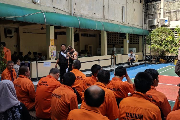 Tahanan Rutan Polda Metro Jaya mengantri untuk mencoblos