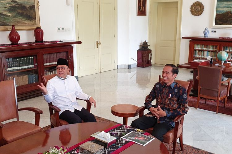 Presiden Joko Widodo bertemu Ketua Umum PAN Zulkifli Hasan. Pertemuan keduanya berlangsung di Istana Bogor, Rabu (22/5/2019) siang. 