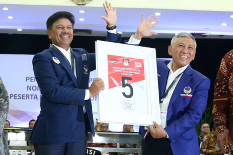 Sekretaris Jenderal Partai Nasdem Johnny G Plate (ketiga dari kiri) menunjukkan nomor urut 5 saat Pengambilan Nomor Urut Partai Politik untuk Pemilu 2019 di Gedung Komisi Pemilihan Umum (KPU), Minggu (18/2/2018). Empatbelas partai politik (parpol) nasional dan empat partai politik lokal Aceh lolos verifikasi faktual untuk mengikuti Pemilu 2019.