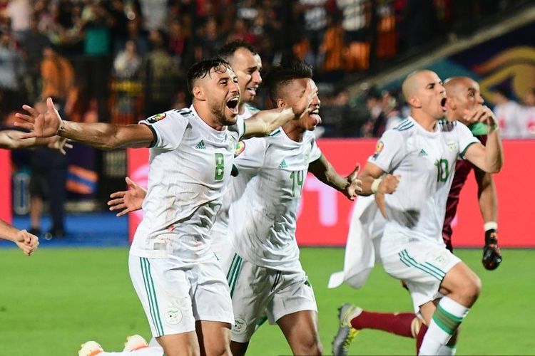 Para pemain Timnas Aljazair merayakan keberhasilan menjadi juara Piala Afrika 2019 seusai mengalahkan Senegal pada laga final di Kairo, 19 Juli 2019. 