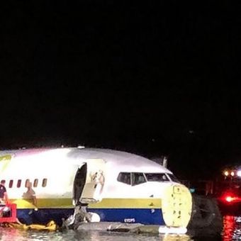 Bagian hidung pesawat Miami Air International hilang akibat pendaratan keras. (AFP)