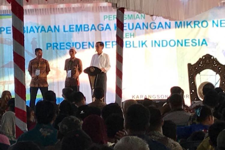 Presiden Joko Widodo saat berbincang dengan dua peserta bank mikro nelayan di Kampung Nelayan Karangsong, Indramayu, Jawa Barat, Rabu (6/6/2018).