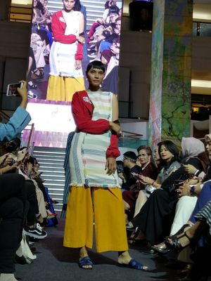 Busana Ikat Indonesia by Didiet Maulana berkolaborasi dengan label perhiasan Passion Prive pada gelaran Objects of Desire di Plaza Indonesia, Jakarta, Kamis (1/11/20218).