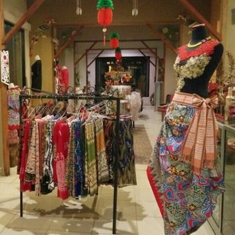 Batik Tidayu di Galeri Dekranasda Kota Singkawang, Kalimantan Barat (2/10/2017)