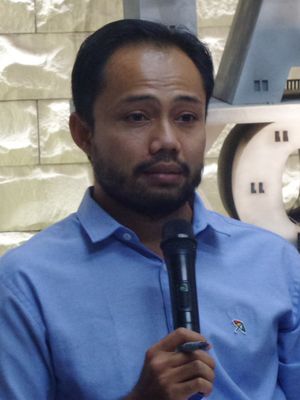 Koordinator Divisi Korupsi Politik ICW Donal Fariz di sekretariat ICW, Jakarta, Kamis (11/1/2018).