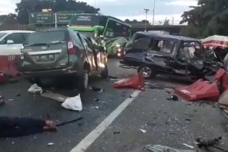 Kecelakaan dua mobil di Cawang, Jakarta Timur, Senin (11/12/2017).