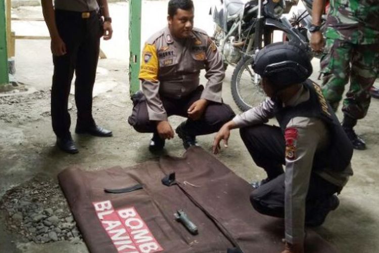 Polisi dan TNI mengamankan mortir yang ditemukan warga di Koramil Syamtalira Bayu, Aceh Utara, Kamis (5/10/2017)