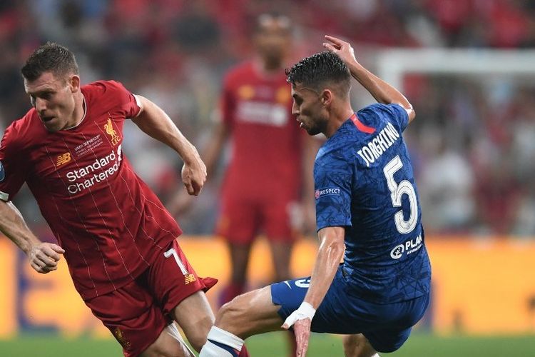 James Milner dan Jorginho berebut bola pada pertandingan Liverpool vs Chelsea dalam laga Piala Super Eropa 2019 di Istanbul, 14 Agustus 2019. 