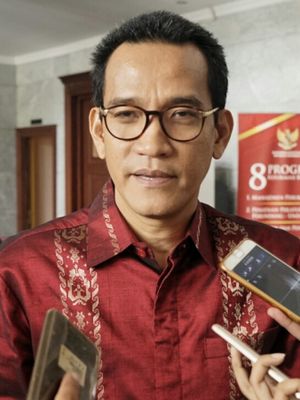 Ahli yang diajukan oleh KPK dalam sidang uji materi terkait hak angket, Refly Harun, usai memberikan keterangan ahli dalam sidang uji materi pasal 79 ayat (3) UU MD3 di Mahkamah Konstitusi, Jakarta Pusat, Rabu (25/10/2017). 