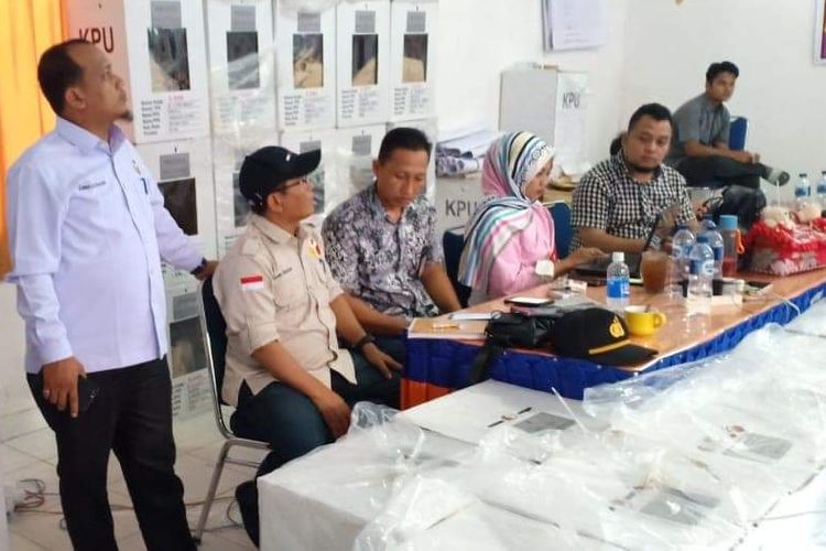 Ketua Bawaslu Riau, Rusidi Rusdan saat meninjau Pleno PPK di Kec. Tambusai Utara, Rokan Hulu baru baru ini.