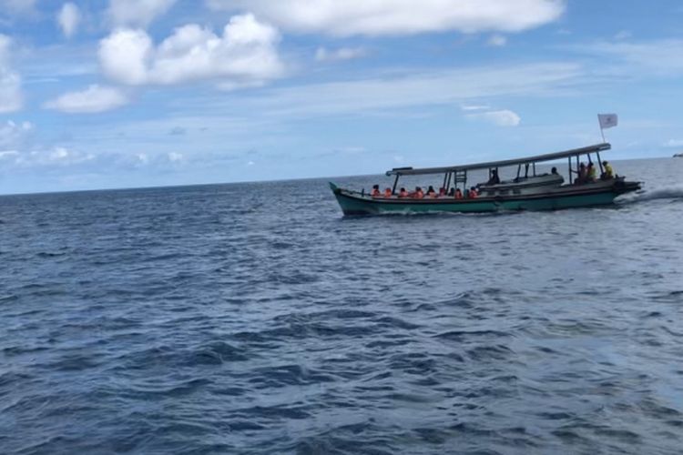 Perahu untuk island hopping Belitung.