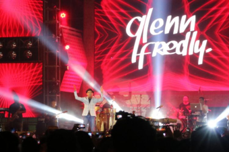 Glenn Fredly saat tampil bersama band pengiringnya, The Bakuucakar, dalam acara Soundsations Biar Tapi Jadi Bukti di Celebes Convention Center, Makassar, Sulawesi Selatan, Sabtu (9/3/2019) malam.