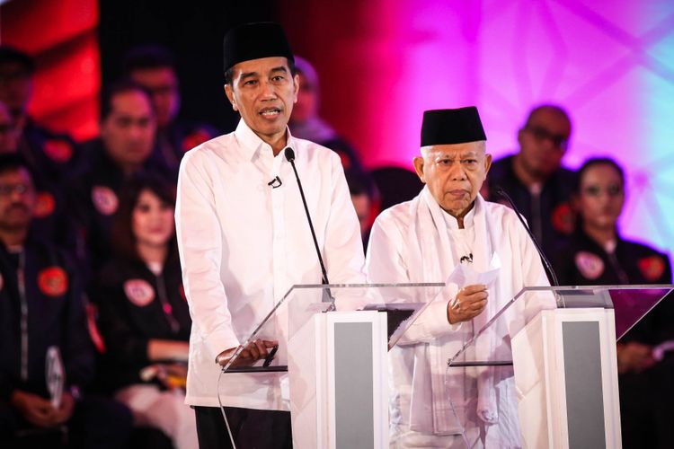 Pasangan calon presiden dan wakil presiden nomor urut 1, Joko Widodo dan Maruf Amin memberikan penjelasan saat debat pilpres pertama di Hotel Bidakara, Jakarta Selatan, Kamis (17/1/2019). Tema debat pilpres pertama yaitu mengangkat isu Hukum, HAM, Korupsi, dan Terorisme.