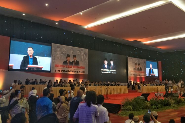 Mantan menteri BUMN Dahlan Iskan saat mengawali acara pidato kebangsaan Prabowo Subianto di Dyandra Convention Hall, Surabaya, Jawa Timur, Jumat (12/4/2019).