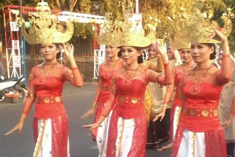 Rangkaian Festival Krakatau ditutup dengan pawai budaya dan tapis carnival berkeliling di jalan protokol di Kota Bandar Lampung, Minggu (31/8/2015).
