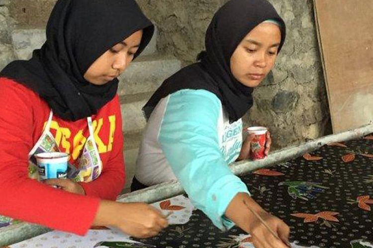 Siswi SMKN 1 Jambu Jurusan Tata Busana sedang mewarnai batik. 