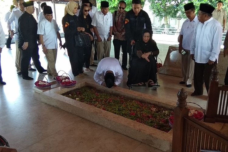 Ketua Umum Partai Gerindra Prabowo Subianto membungkukkan badan mencium pusara Bung Karno saat ziarah ke Makam Bung Karno di Blitar, Jumat (4/5/2018).