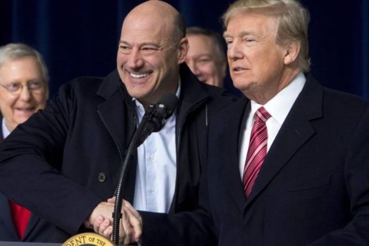 Direktur Dewan Ekonomi Nasional Gedung Putih, Gary Cohn, ketika berjabat tangan dengan Presiden Donald Trump.