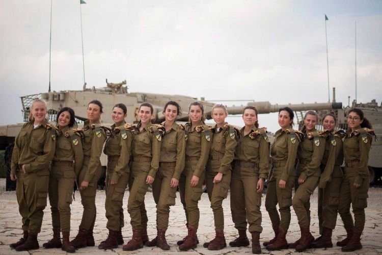 Israel belum lama ini membentuk satuan operator tank yang beranggotakan 13 tentara perempuan.