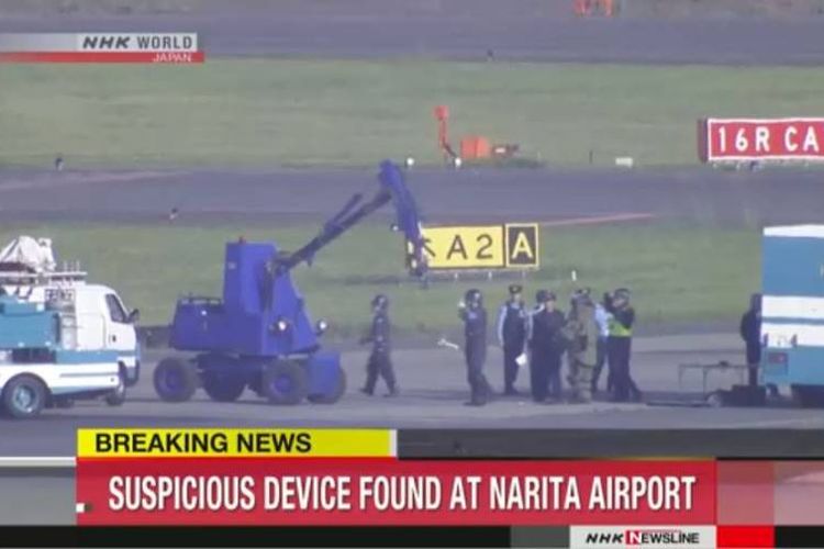 Tangkapan gambar dari siaran NHK yang menunjukkan polisi memeriksa perangkat yang mencurigakan di bandara Narita, Jepang. (Channel News Asia)