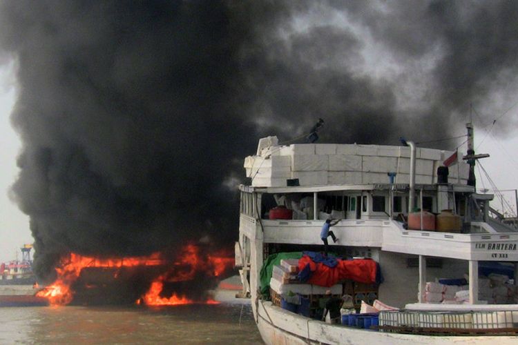 Kapal Layar Motor (KLM) Sinar Timur saat sedang terbakar di pelabuhan Gresik.