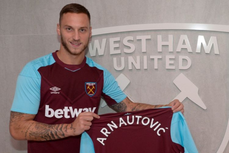 Marko Arnautovic merampungkan transfer ke West Ham United, Sabtu (22/7/2017).