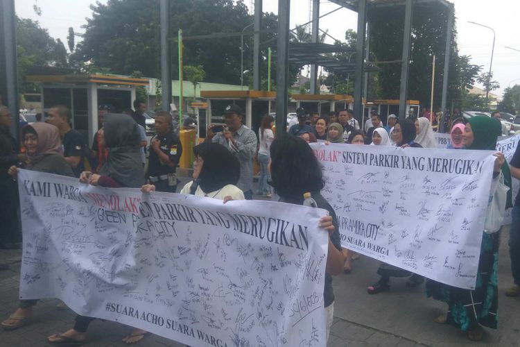 Warga Apartemen Green Pramuka City menggelar aksi damai menolak sistem perparkiran, Sabtu (12/8/2017).