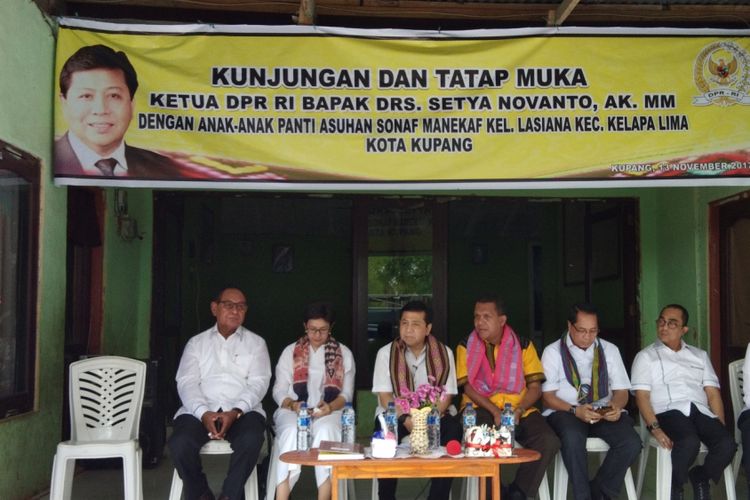 Ketua DPR RI Setya Novanto saat berada di rumah anak yatim piatu, Panti Asuhan Katolik Yayasan Sonaf Maneka, Kota Kupang, Nusa Tenggara Timur (NTT), Senin (13/11/2017).