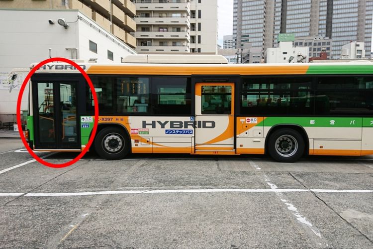 Naik dari Depan  atau Belakang Ini Dua Tipe Bus  di Jepang
