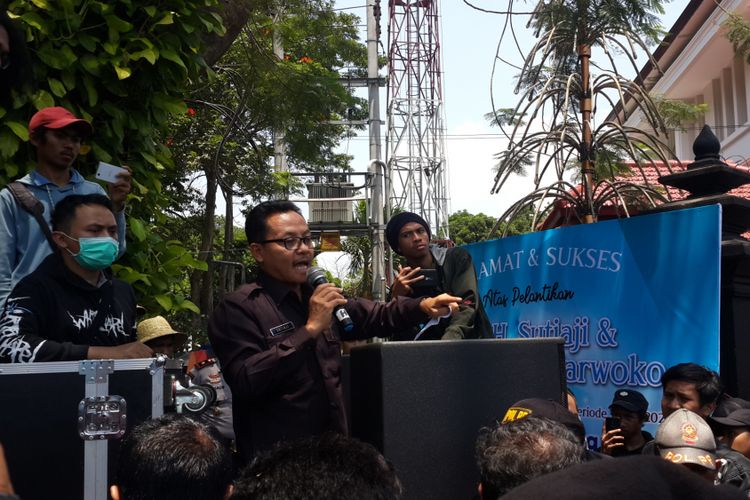 Wali Kota Malang Sutiaji saat menemui para pendemo di depan Balai Kota Malang, Selasa (25/9/2018)