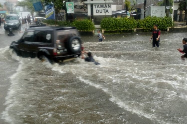 Banjir di Taman Duta, Depok, Selasa (19/2/2019).