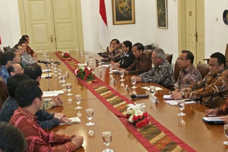 Presiden Joko Widodo beserta sejumlah menteri saat sedang melaksanakan pertemuan bilateral dengan Toshihiro Nikai, delegasi utusan khusus PM Jepang Shinzo Abe di Istana Kepresidenan Bogor, Jumat (19/1/2018).